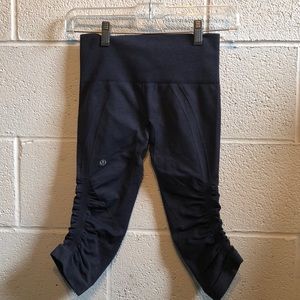 lululemon athletica Pants - Lululemon blue Ebb & flow crop legging sz 2 60077 lululemon athletica Pants - Lululemon blue Ebb & flow crop legging sz 2 60077
